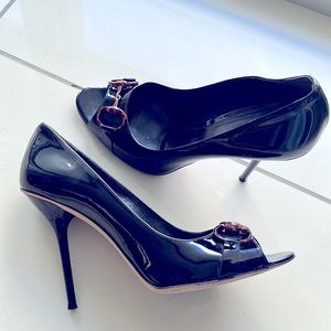 Gucci Patent Leather Peep Toe Pump with Horsebit in Tortoise, 4inch heel. 10 B